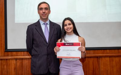 El Jefe Docente, Prof. Xavier Emery y la alumna destacada, Estefanía Medina.